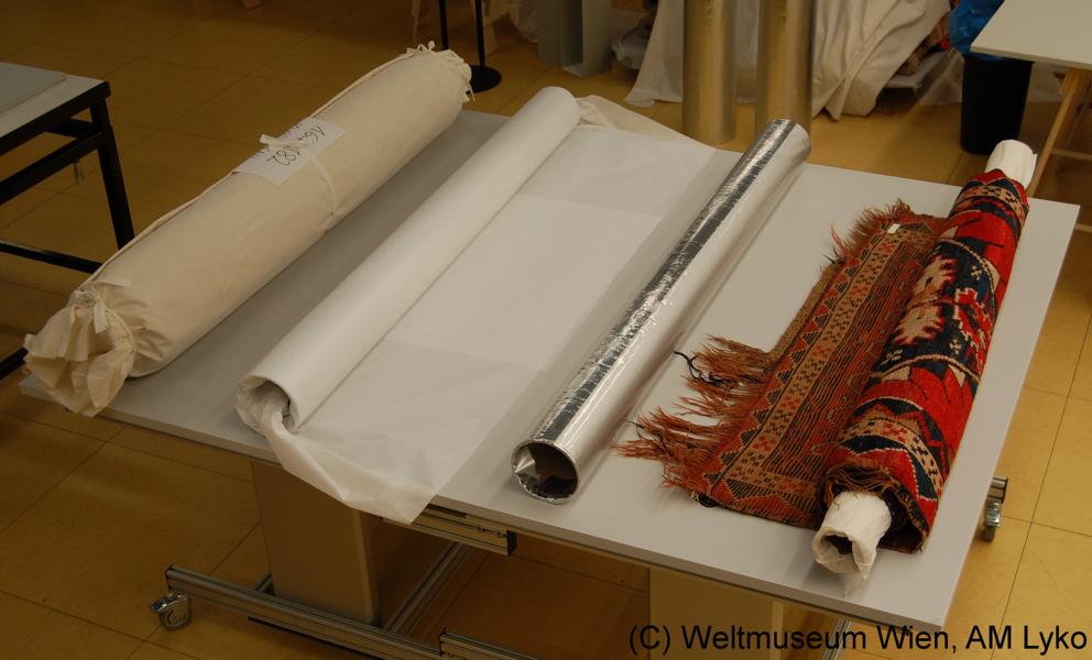 Orientteppich, Objektgerechte nachhaltige Lagerung im Zustand nach der Restaurierung. ©Lyko, Weltmuseum Wien  