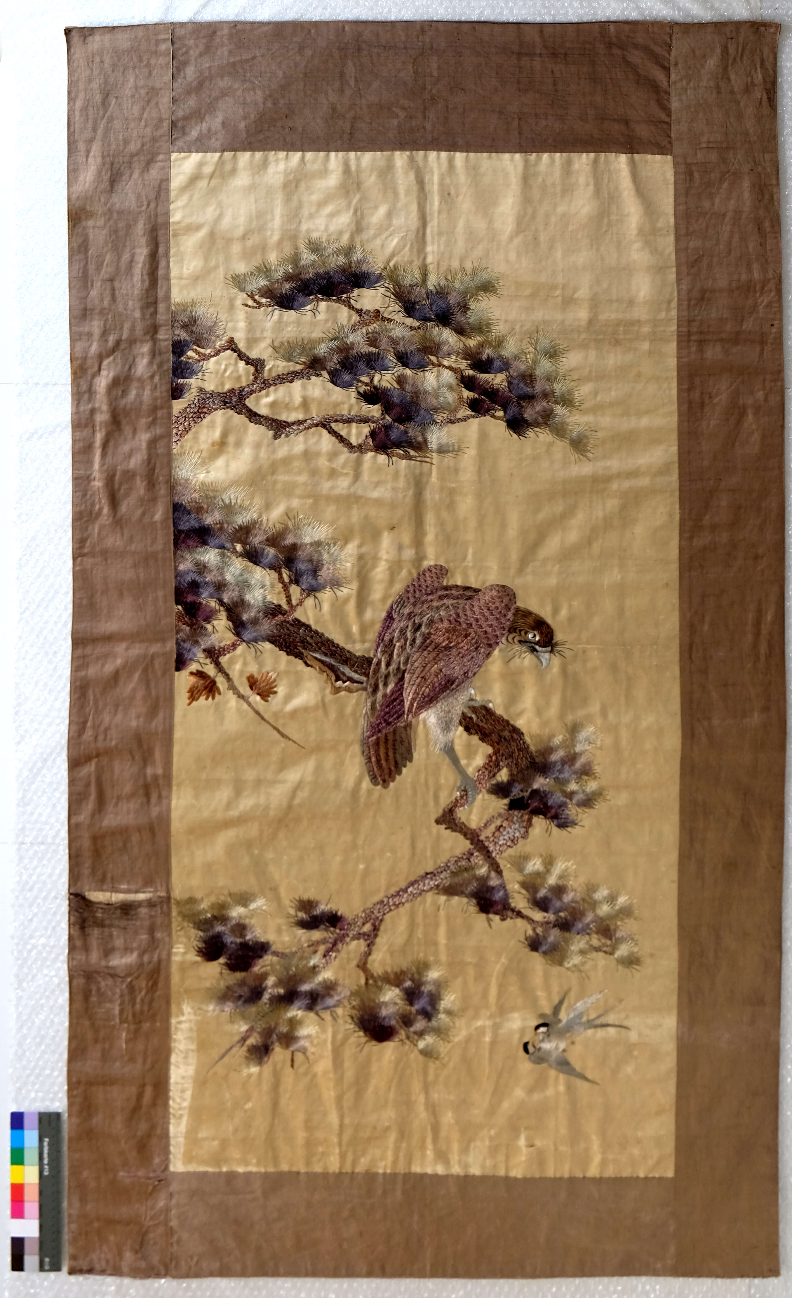 Chinesischer Wandbehang, Vorzustand. 20. Jh., China, Privatbesitz. Foto: Textilrestaurierung Lyko.