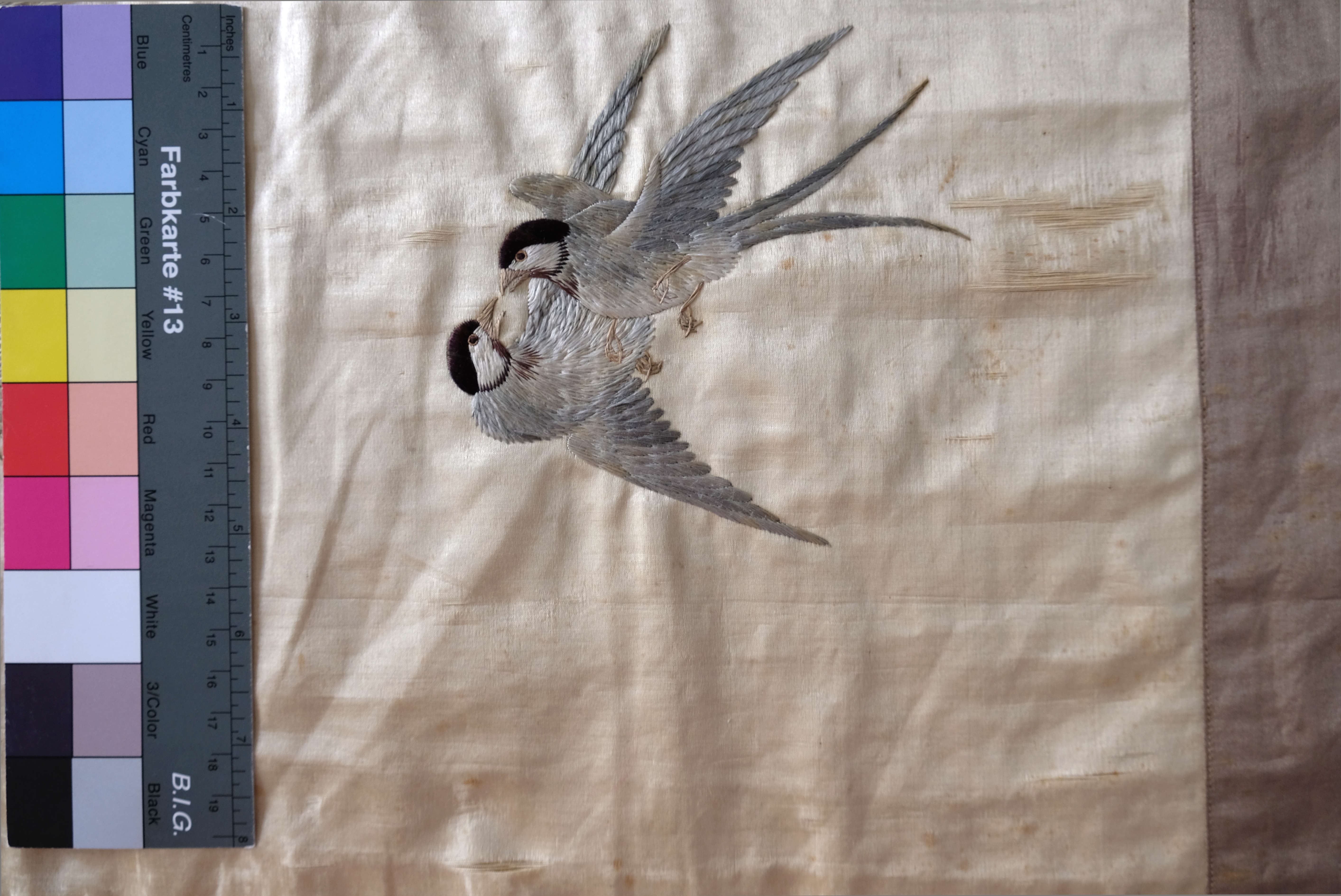 Chinesischer Wandbehang, Vorzustand Fehlstellen. 20. Jh., China, Privatbesitz. Foto: Textilrestaurierung Lyko.