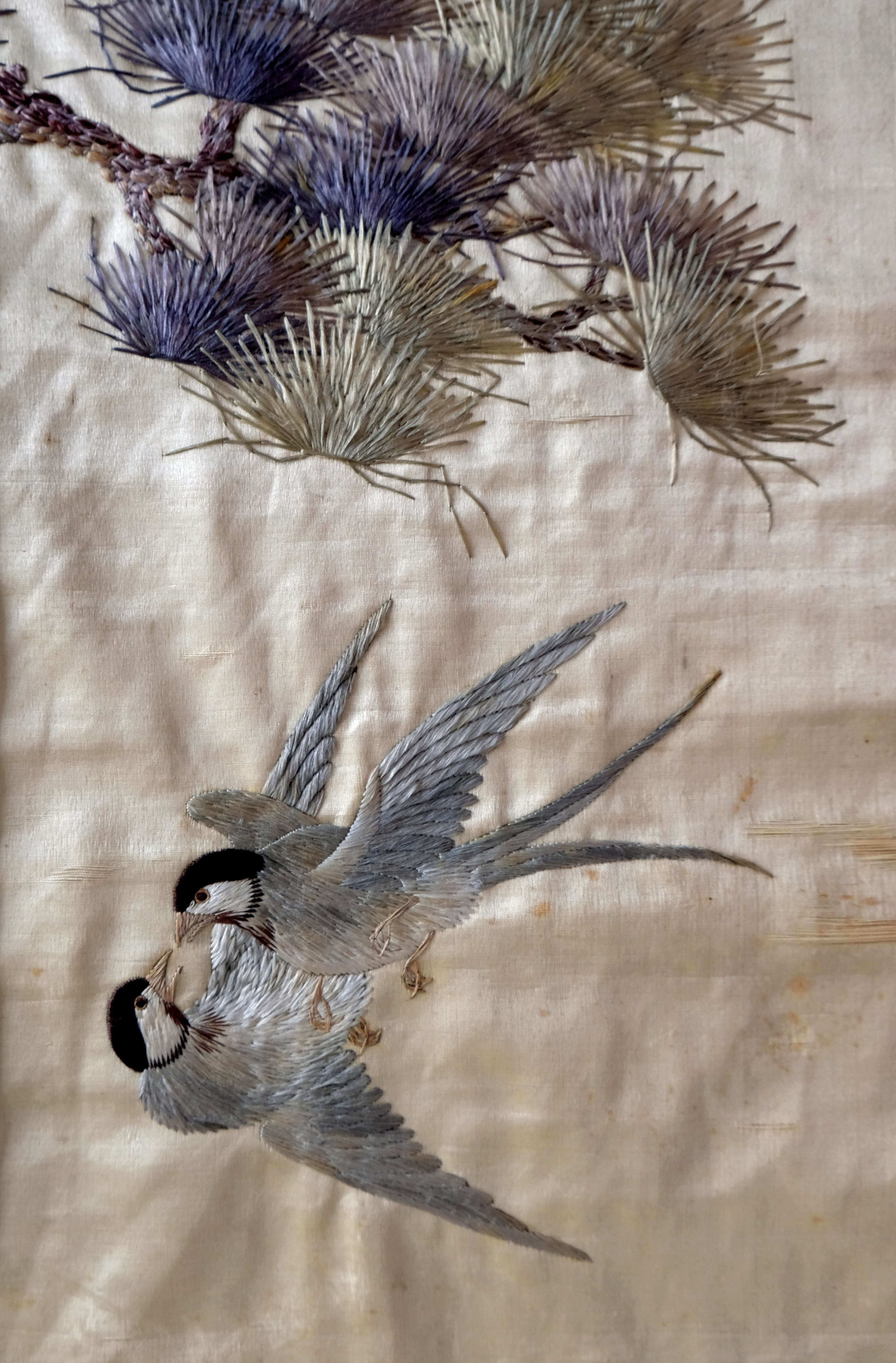 Chinesischer Seiden-Wandbehang mit sehr feinen Seidenstickereien. 20. Jh., China, Privatbesitz. Vor der Restaurierung. Foto: Textilrestaurierung Lyko.