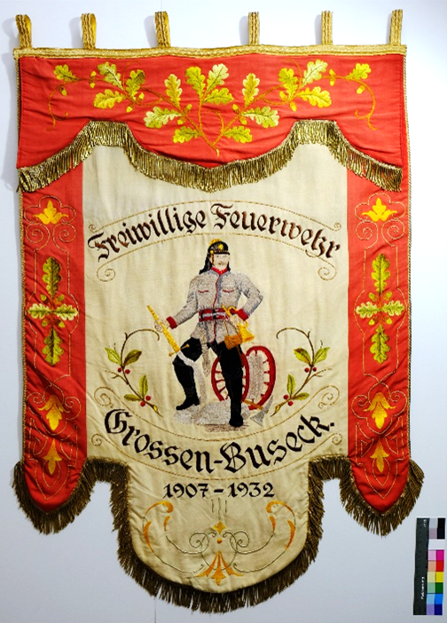 Feuerwehrfahne, nach der Restaurierung.  Foto: ©Textilrestaurierung Lyko, 
Eigentümer: Feuerwehr Großen-Buseck  