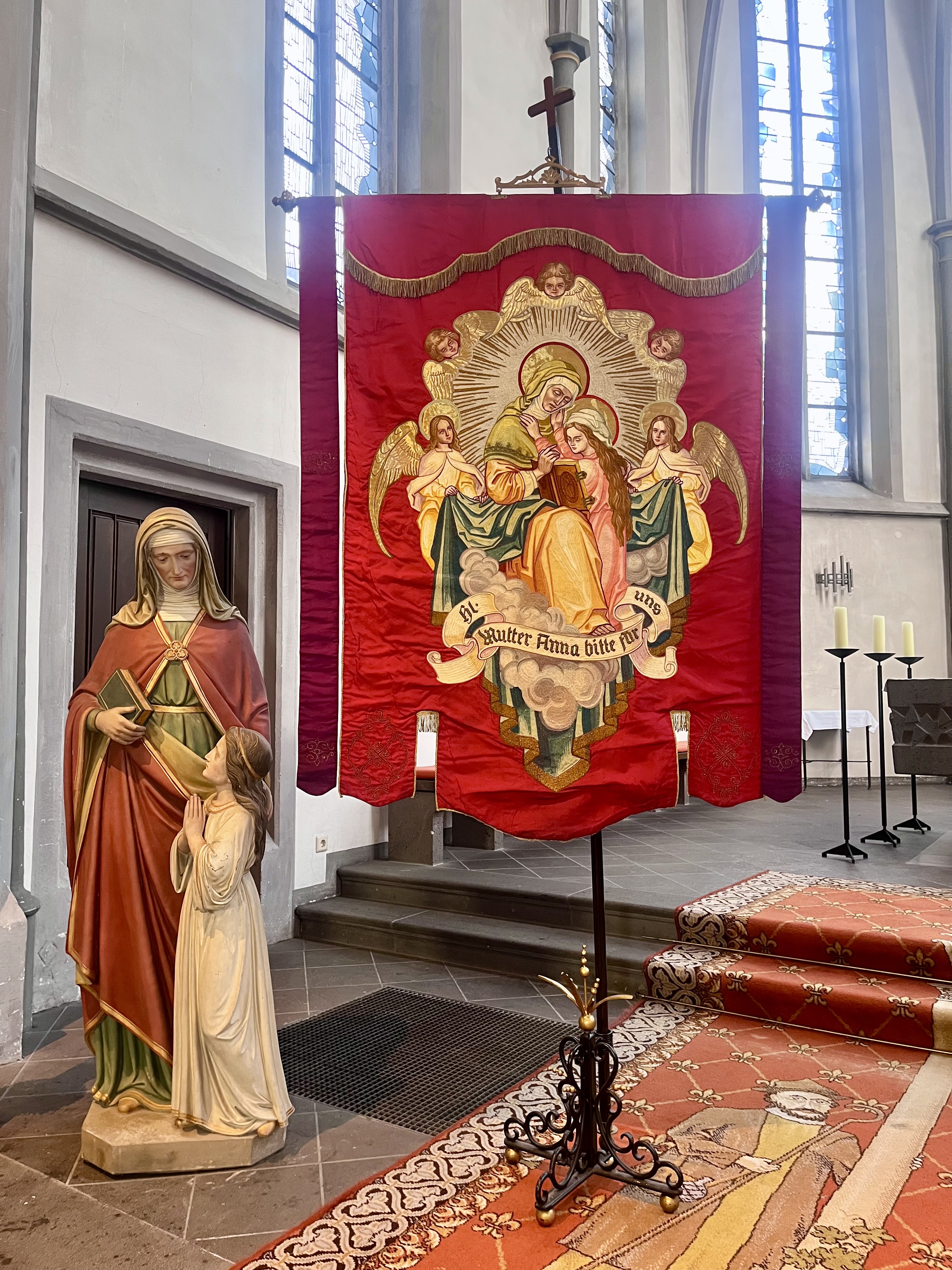 Kirchenbanner nach der Restaurierung zu St. Anna in Verwendung. Textilrestaurierung Lyko. Foto: Herr Walter. Eigentümer: Pfarrei St. Barbara,
Kirche St. Nikolaus in Kottenheim.
