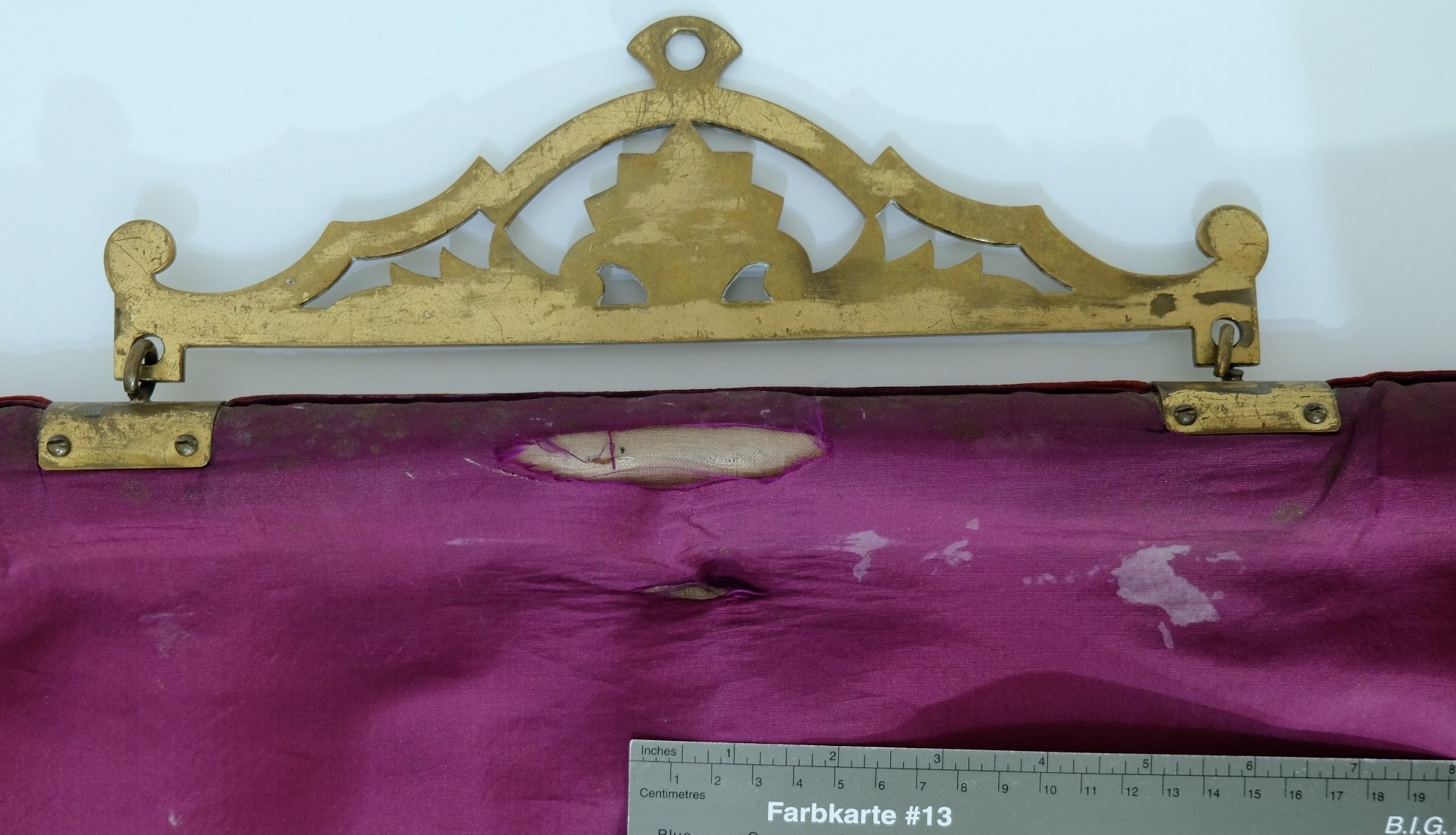 Kirchenbanner Schadstelle vor der Restaurierung Foto: Textilrestaurierung Lyko.
Eigentümer: 
Pfarrei St. Barbara, St. Nikolaus in Kottenheim