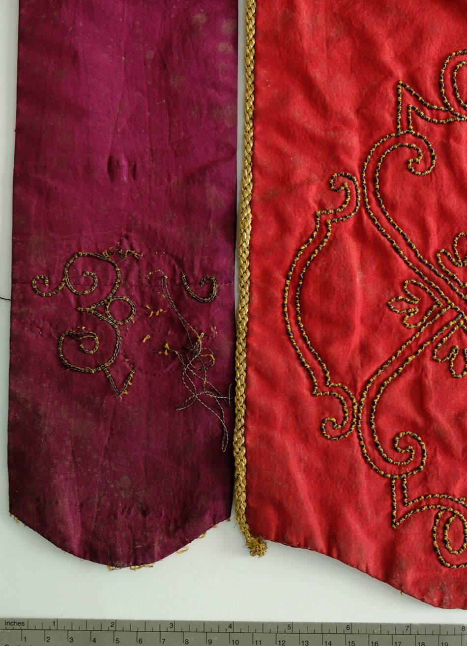 Kirchenbanner starke Verschmutzung und gelöste Stickerei vor der Restaurierung Foto: Textilrestaurierung Lyko.
Eigentümer: 
Pfarrei St. Barbara, St. Nikolaus in Kottenheim