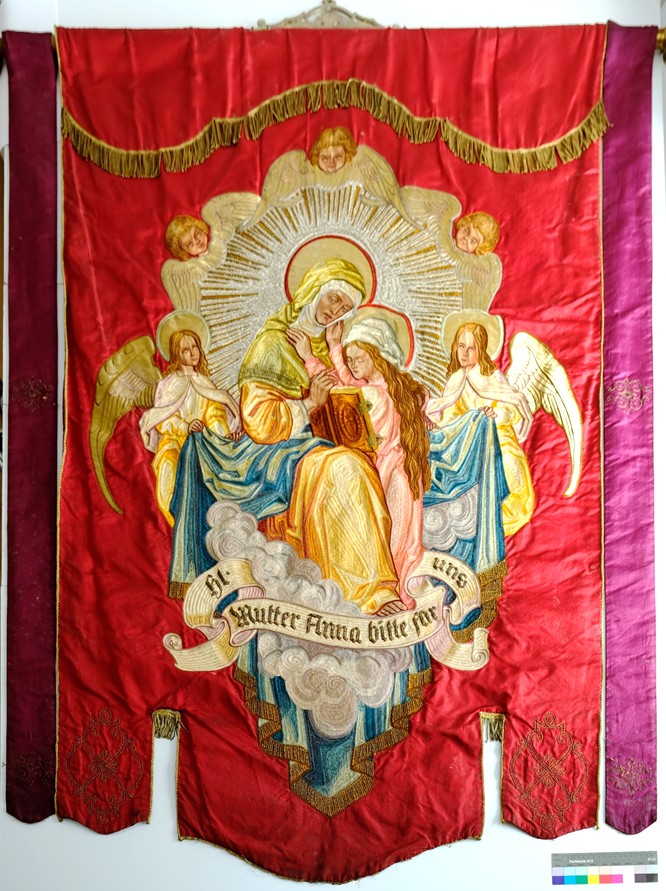 Kirchenbanner vor der Restaurierung Foto: Textilrestaurierung Lyko.
Eigentümer: 
Pfarrei St. Barbara, St. Nikolaus in Kottenheim